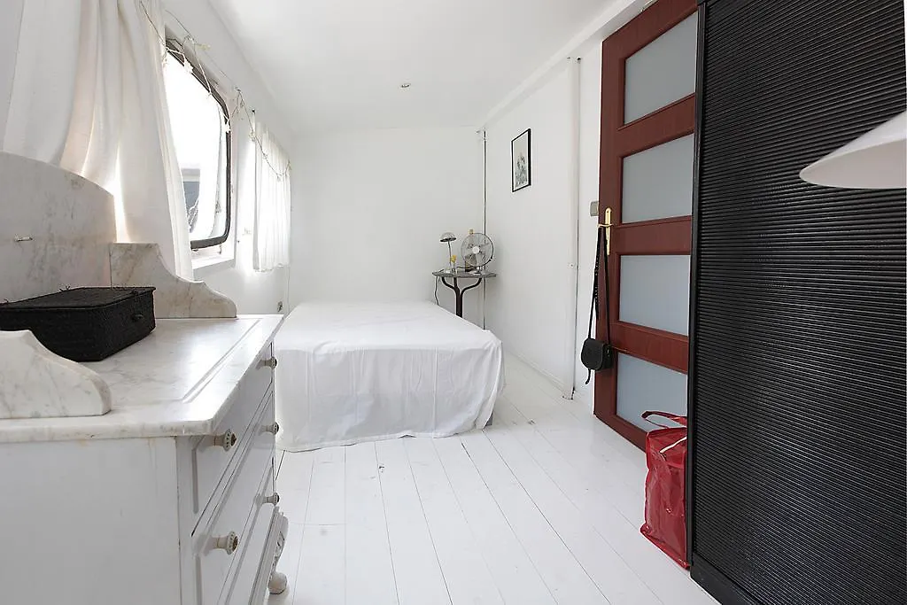Copenhagen Houseboat Hotel 3*,
