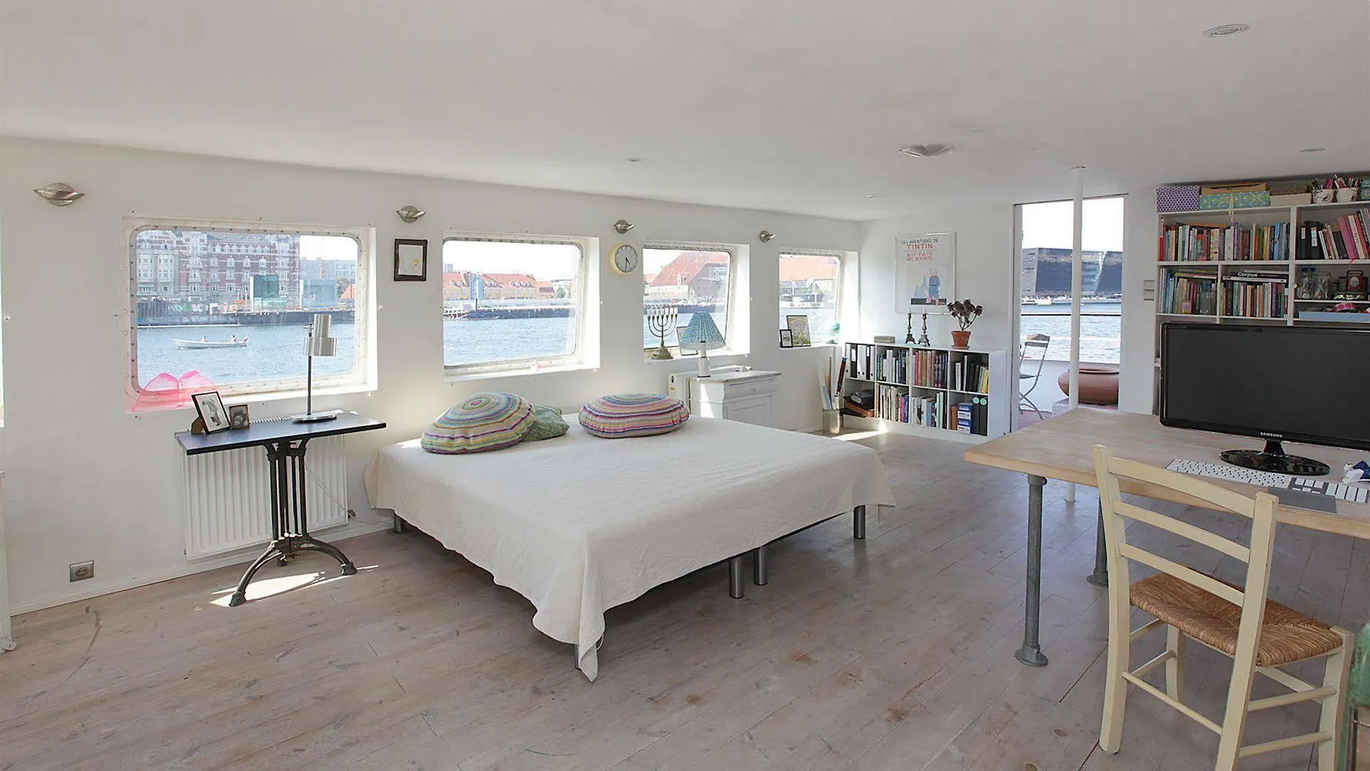 Copenhagen Houseboat Hotel 3*,