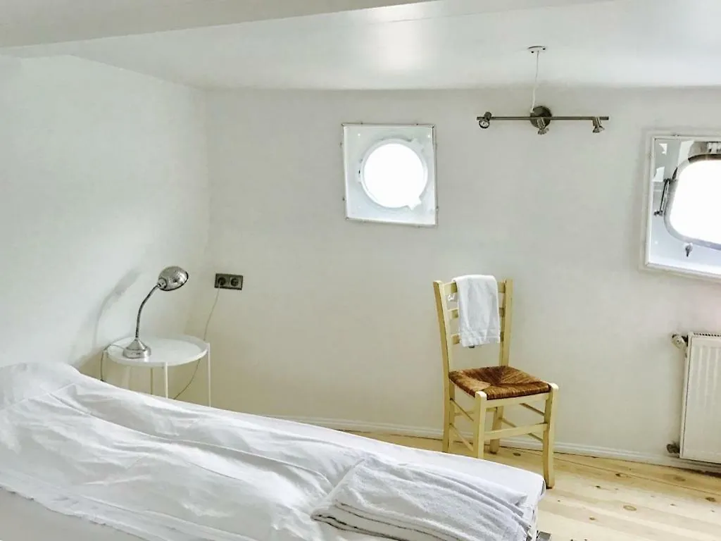 Copenhagen Houseboat Hotel 3*,